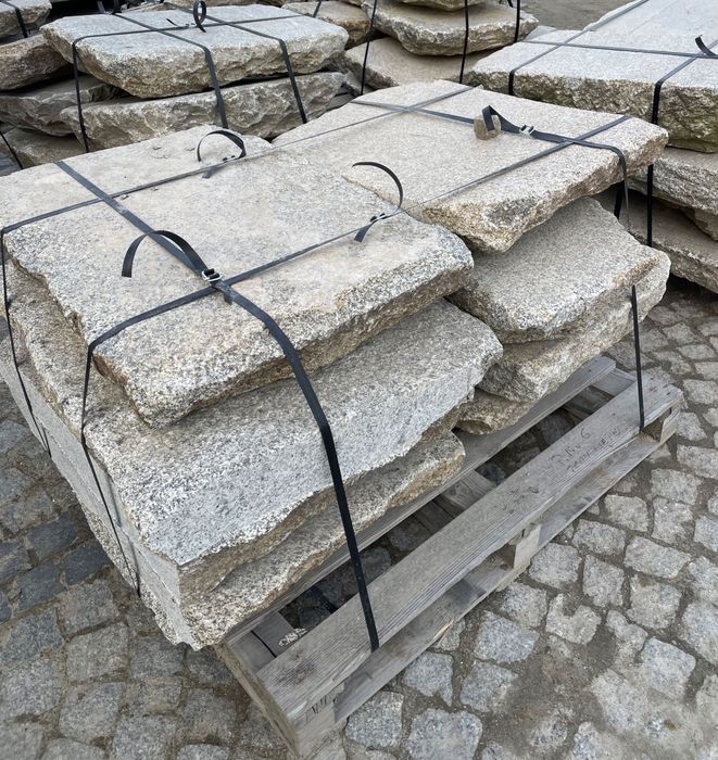 Płyty granitowe chodnikowe, ciosane, stare z rozbiórki
