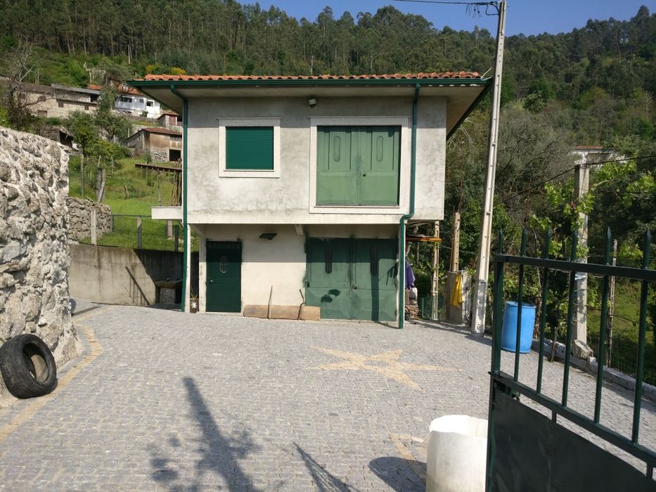 Casa, campos, tanque e anexo