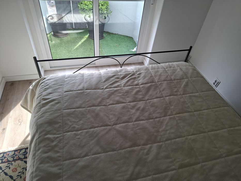 Cama de ferro completa (colchão,  mesa cabeceira).