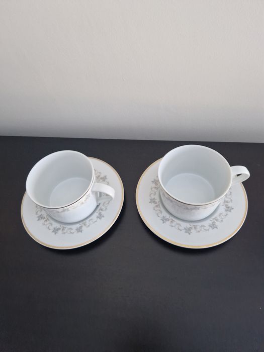 Chávenas de chá e respetivos pires, em porcelana SPAL