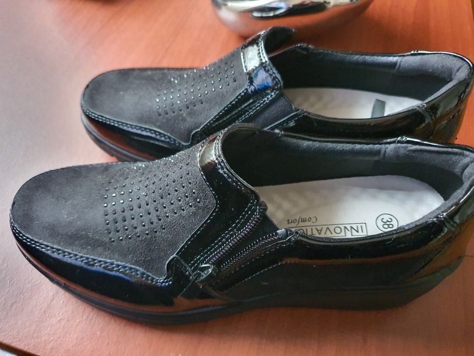 Vendo Sapatos  com cunha na sola novos