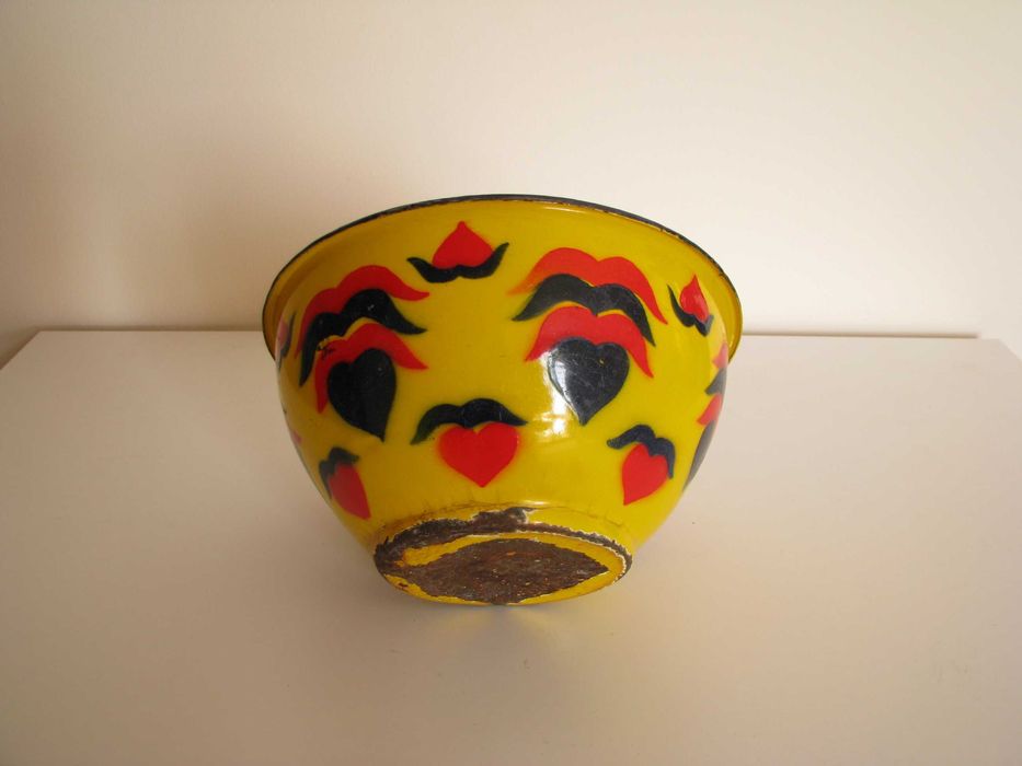 Piękna, stara, metalowa, emaliowana na żółto miska we wzory