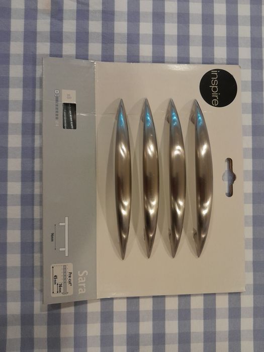 Puxadores semi-novos em aço escovado