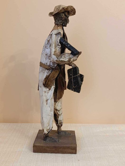 Figura de artesanato homem com tijolos - papel maché