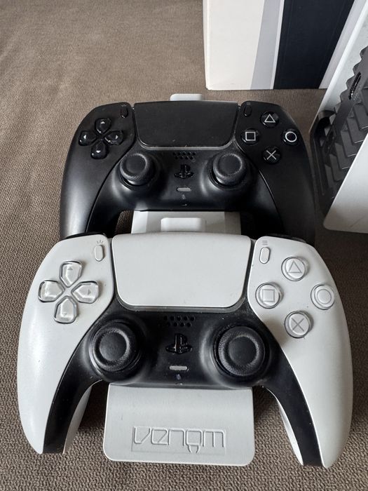 PlayStation 5 (z napędem) CFI-1216A + 2 Pady + Stacja ładująca + Gra