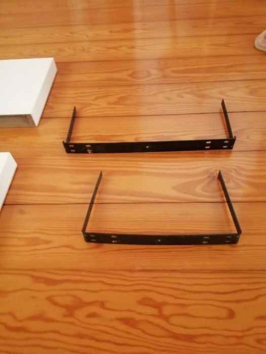 Duas prateleiras de parede suspensas, como novas!