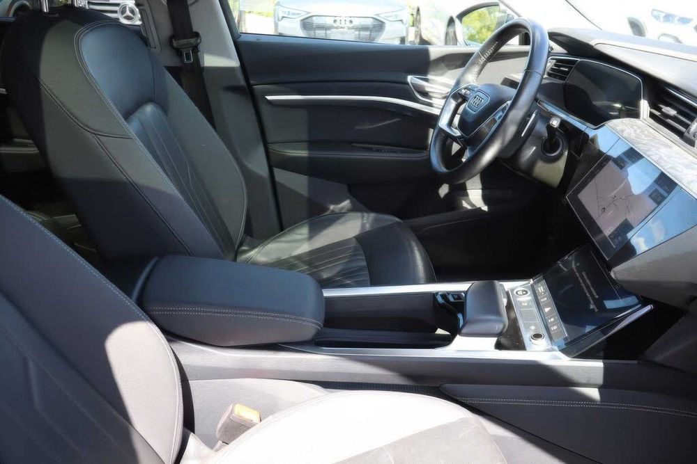 Audi E-Tron      2022