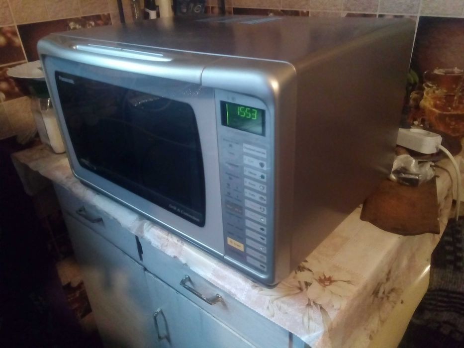 Микроволновая печь "Panasonic NN-C 785 JF" - 18000 гривен.