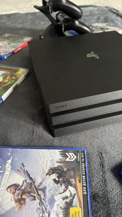 PlayStation 4 Pro 1TB + 2 DualShock V2 + Док-станція + Коробка