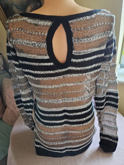 Ozdobny sweter że złotą nitką cienki rozm 42