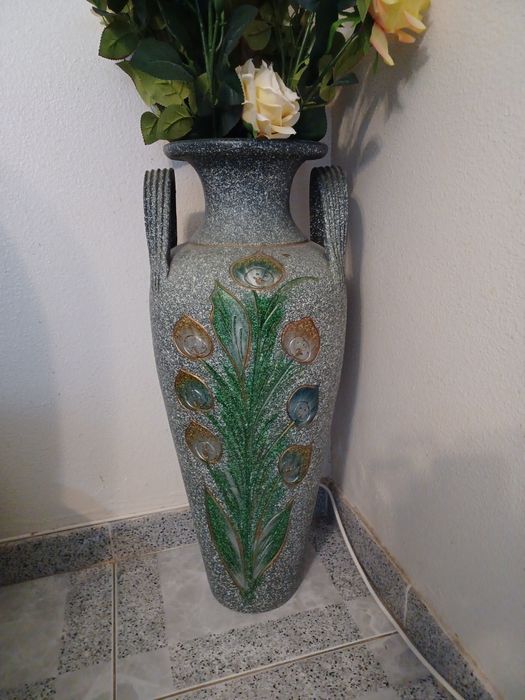 Jarro grande,de chão  cinzento, com flores.