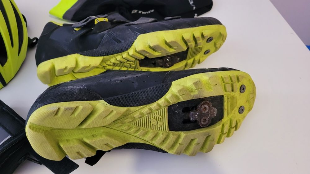 Zestaw ubrań i akcesoriów rowerowych