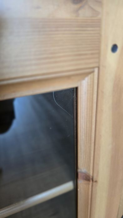 Móvel em pinho com portas de vidro e prateleiras