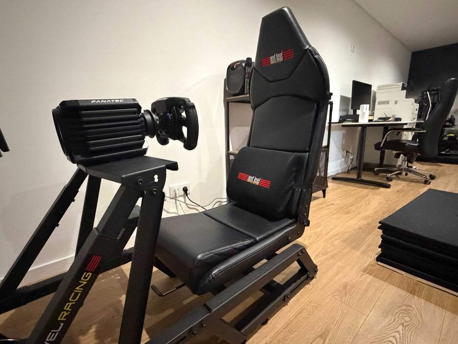 Cockpit SimRacing Next Level Racing F-GT + Suporte p/ 1 ou 3 Monitores