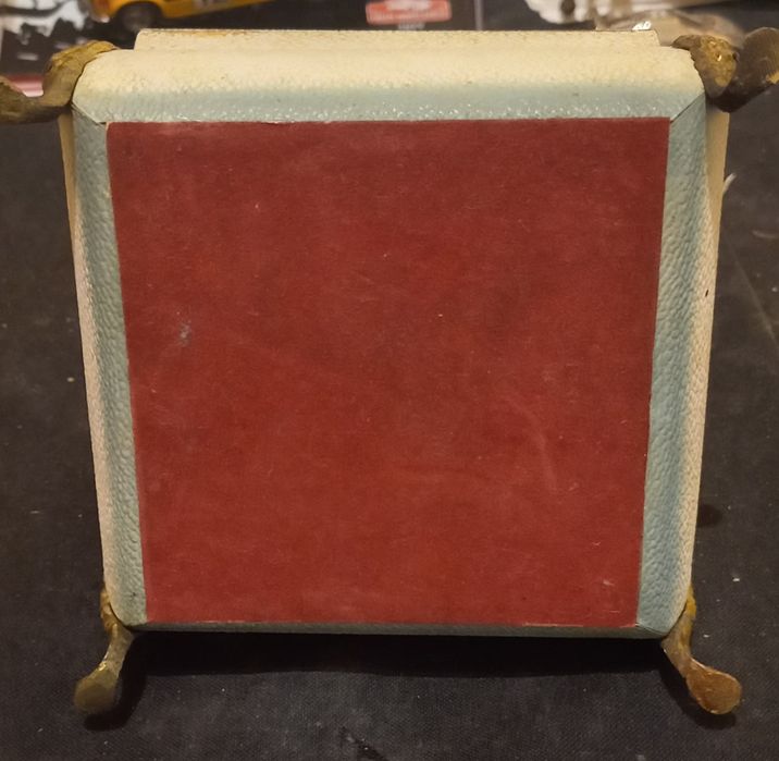 Guarda jóias, em excelente estado.