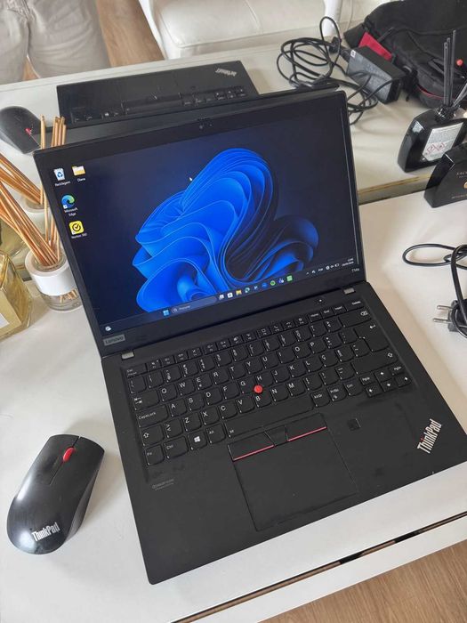Lenovo ThinkPad T14s Gen 1, portátil empresarial leve e resistente, a funcionar perfeitamente.