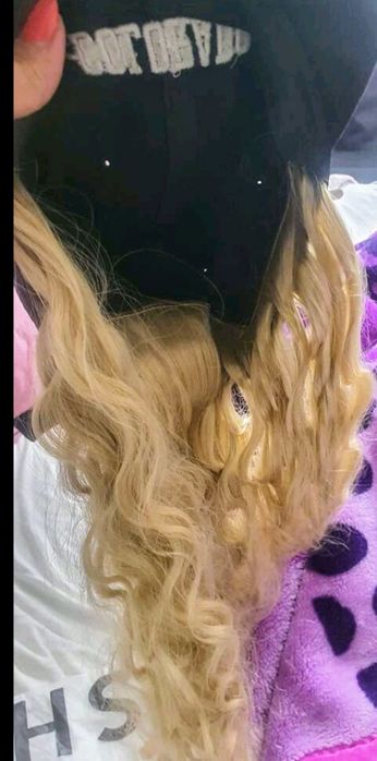 Czapka z włosami kręconymi