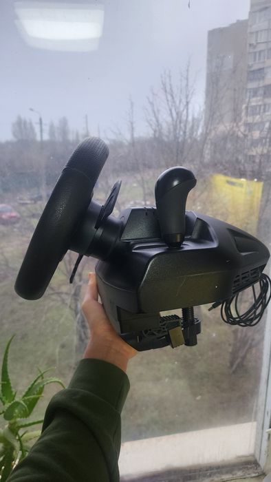 Игровой руль Logitech MOMO Racing (Force Feedback)