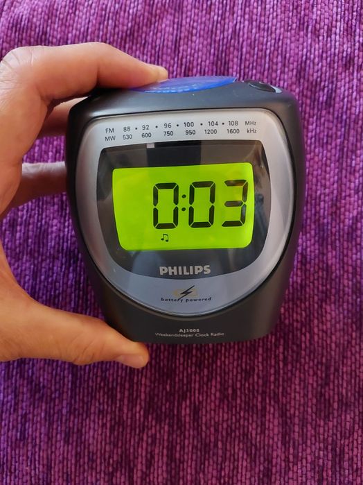 Часы радио будильник PHILIPS работает на 4 батарейках