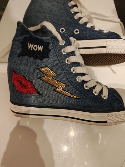 tenisówki z cekinami, dżetami, i koturną