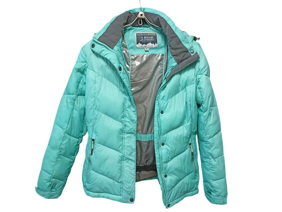 Жіноча куртка бренду High Experience.