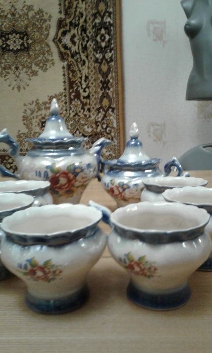 Продам кофейные сервизы на 5 персон на стойке и другие