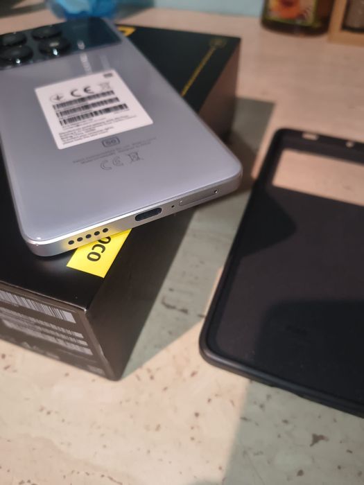 Telefon POCO X6 Pro.