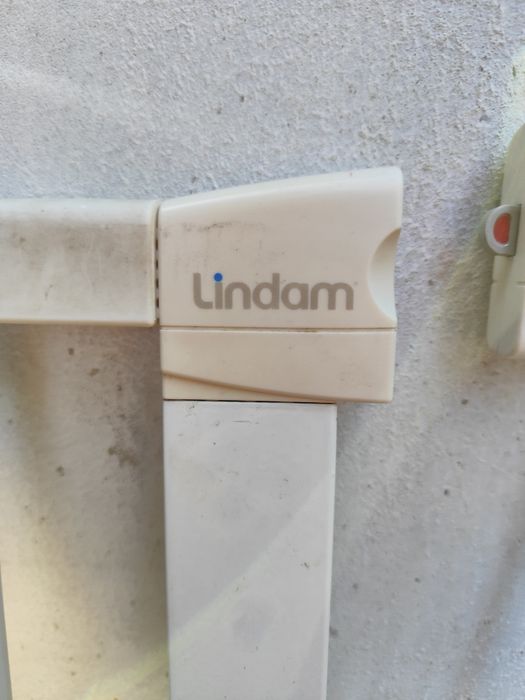 Barierka zabezpieczająca schody bramka schodowa Lindam