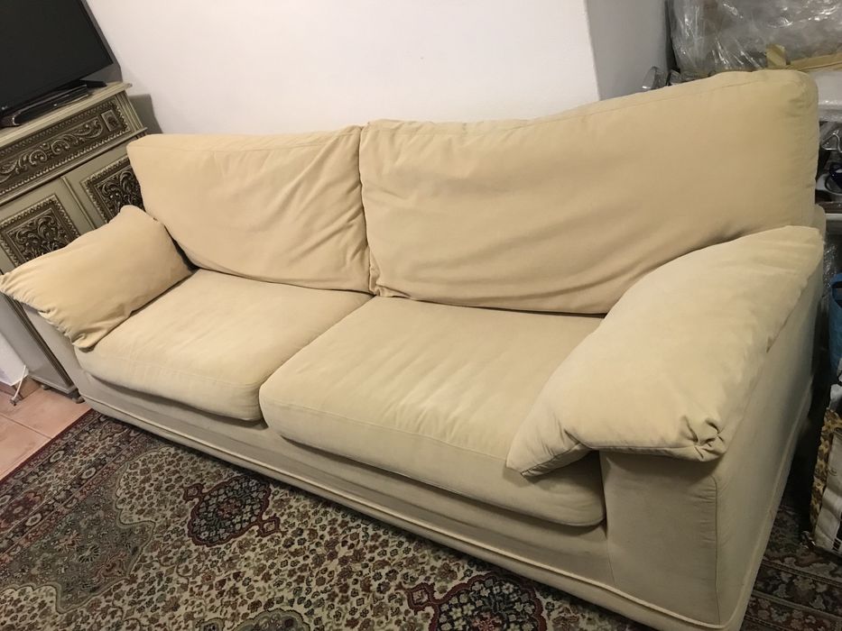 Sofá de veludo dois lugares