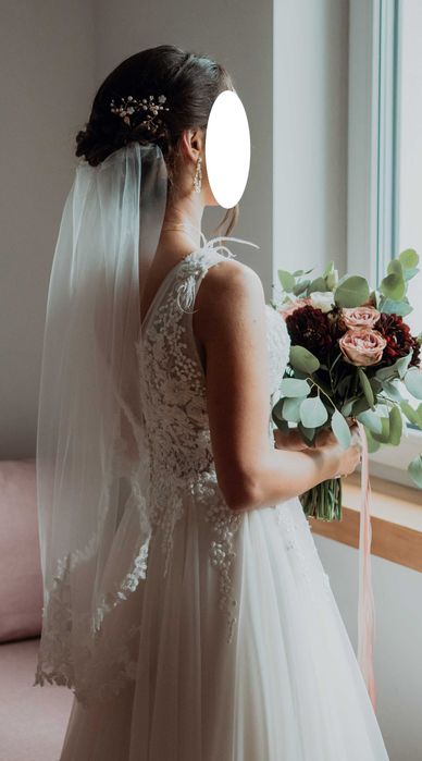 Suknia ślubna w rozmiarze 36/S