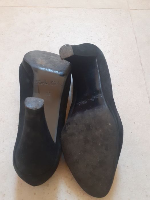 Sapatos pretos de camurça salto alto