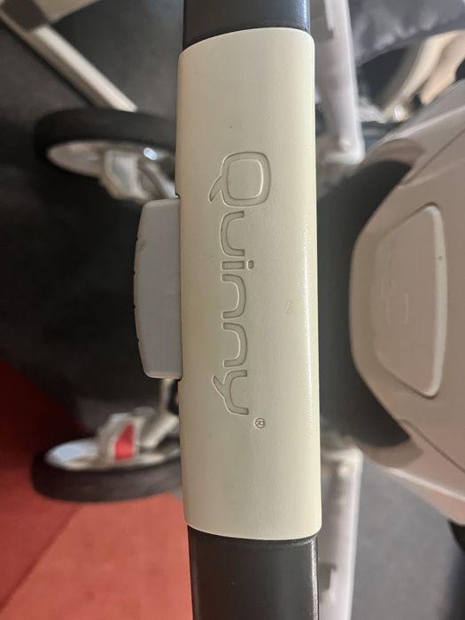Carrinho Quinny branco e preto