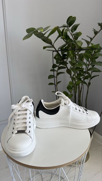 Продам обувь кеды Guess белые