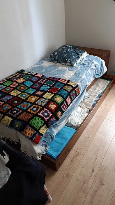 Cama de solteiro com arrumação e gaveta