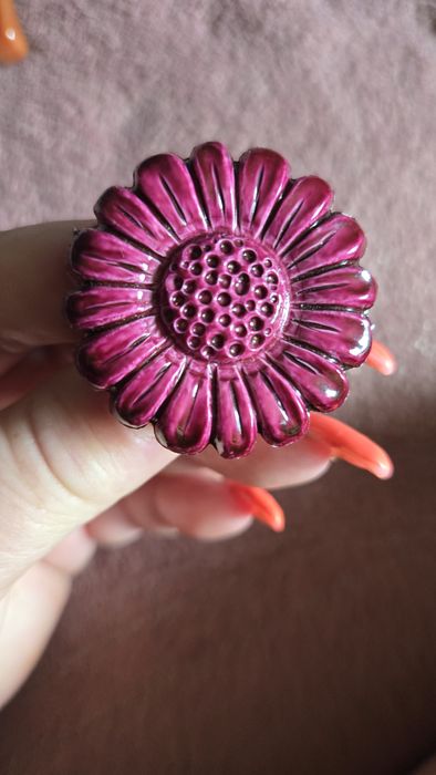 Broszka kwiatek bordowym.