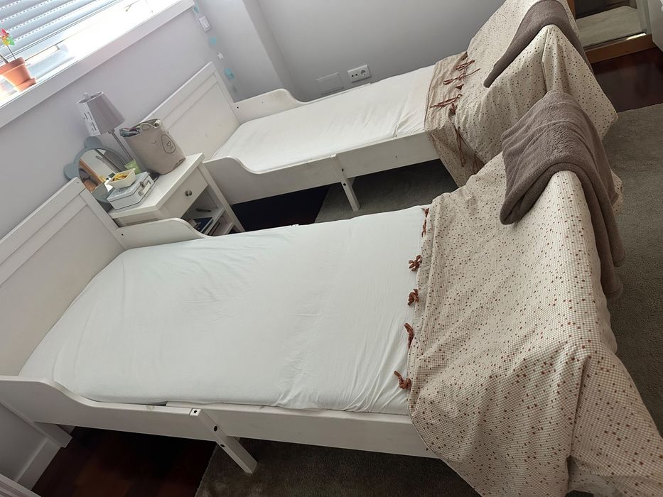 Duas camas extensíveis IKEA brancas + colchões e estrados