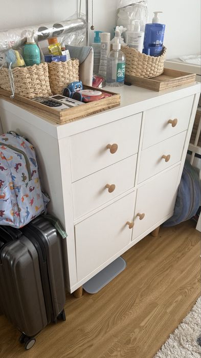 Cómoda ikea branco com puxadores e pés