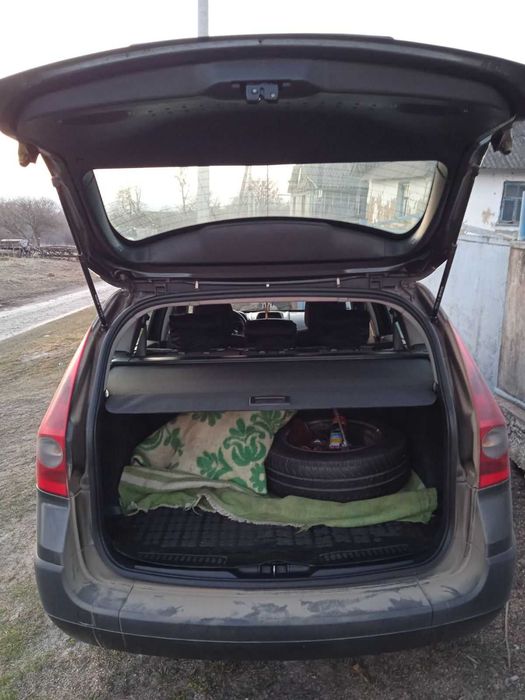 продаю свою машину рено