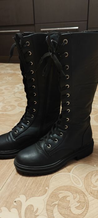 Ботинки кожані високі.