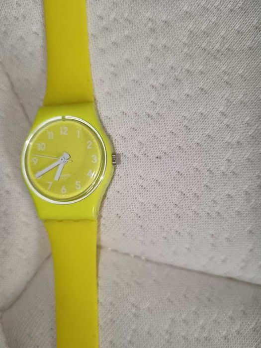 Relógio swatch amarelo de 2 voltas