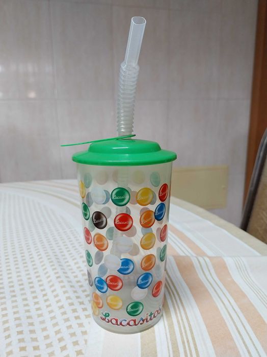 Copo com tampa e palhinha, Lacasitos