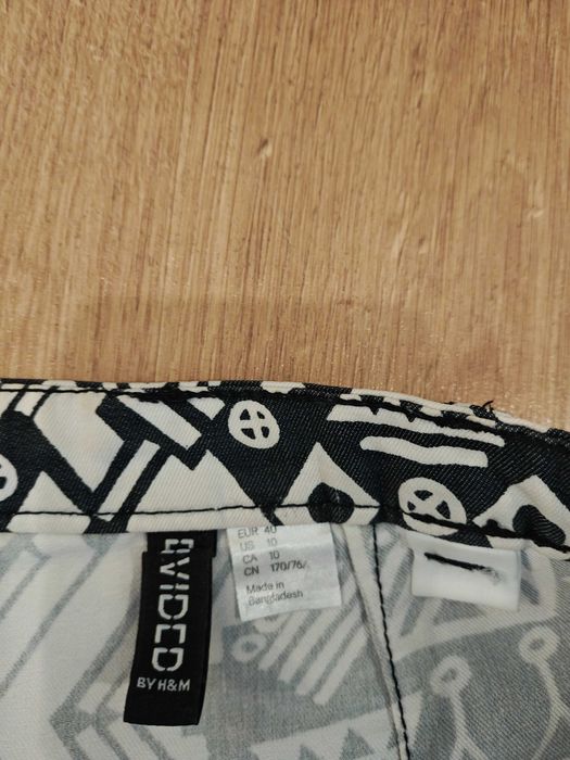 Biało czarne materiałowe spodnie rurki w geometryczne wzory