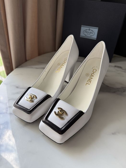 Czółenka Chanel White Leather