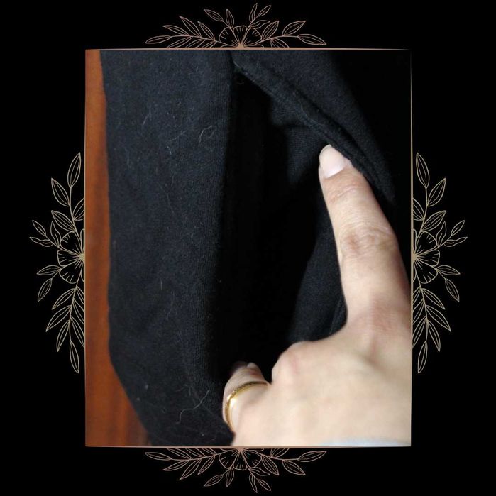 Vestido Curto e Justo Preto com Detalhes Dourados