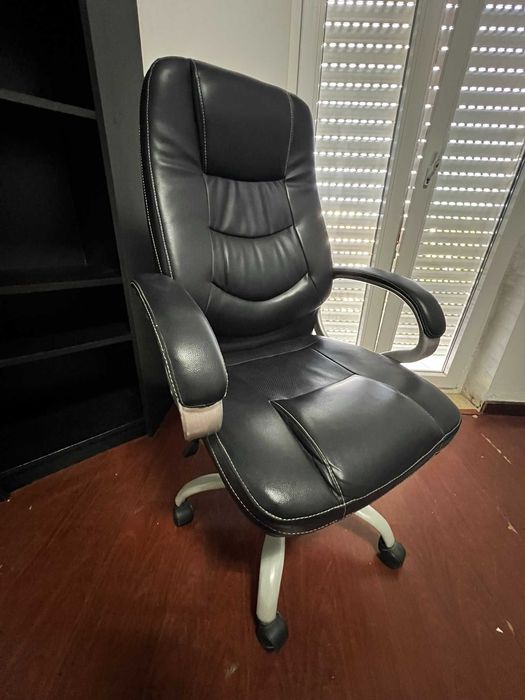 Cadeira de Escritório Executiva em Pele Sintética Preta | Regulável