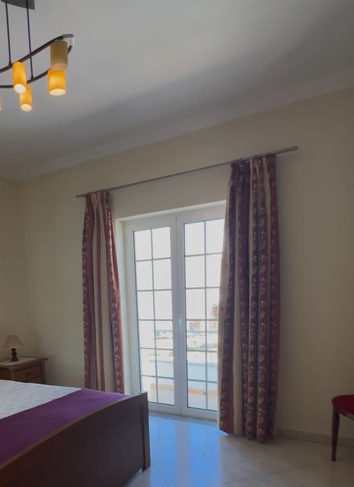 Varões e cortinas de madeira luxuosos