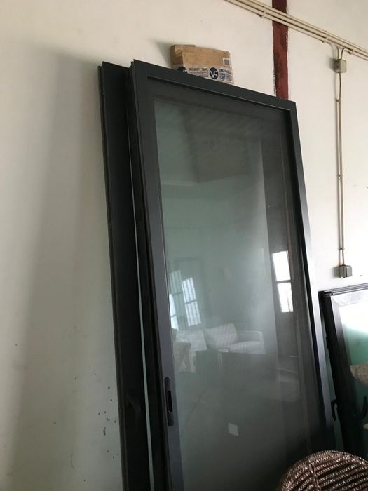 Janelas, estores e rede mosquiteira