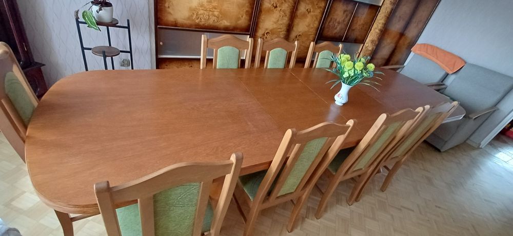 Duży stół jadalniany z 8 krzesłami