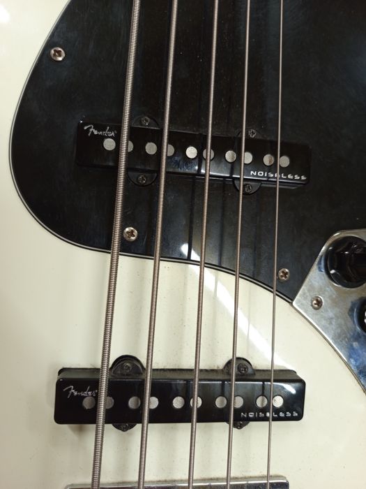 Baixo Marcus Miller V7 vintage 5 cordas Pickups Fender Noiseless