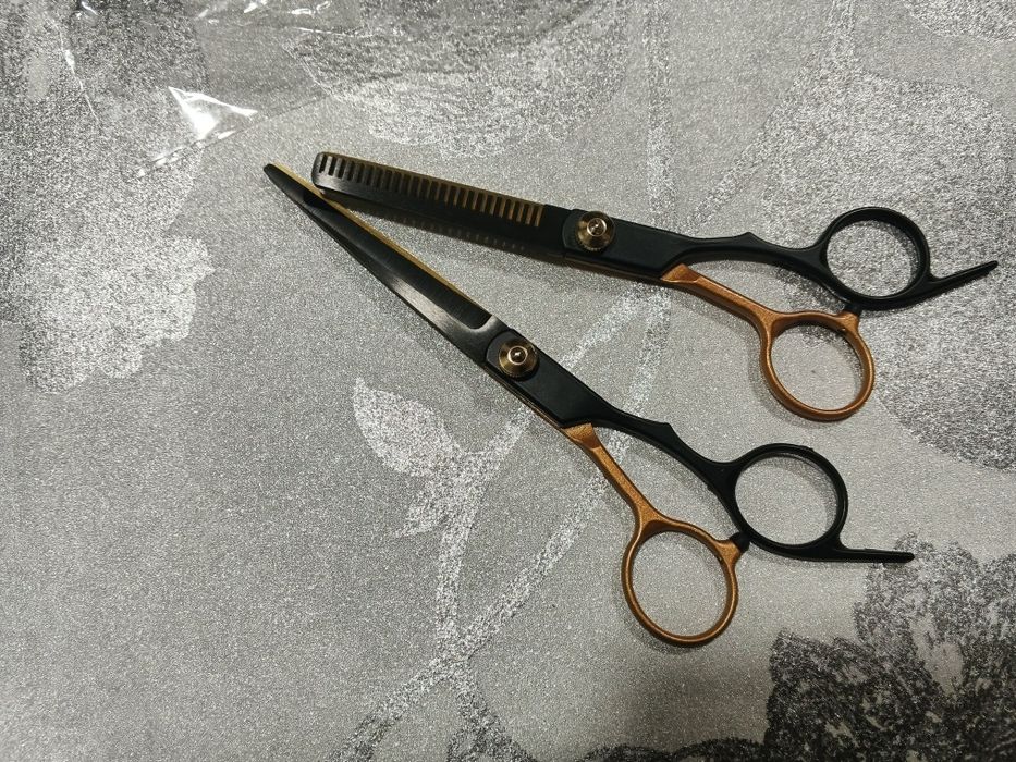 Набір перукарських ножиць в чохлі, щітка, мисочка, зажими